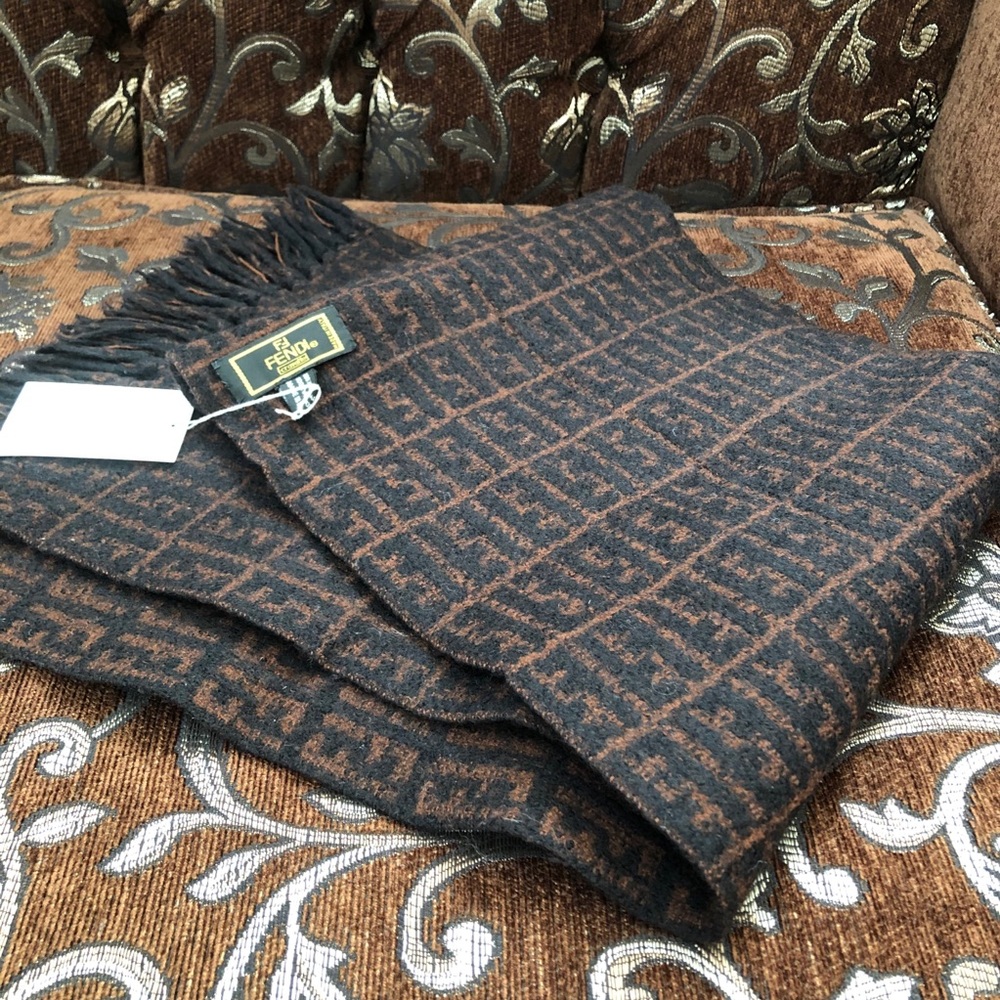 Authentic FENDI Zucca FF pattern design - Picture 4 of 5